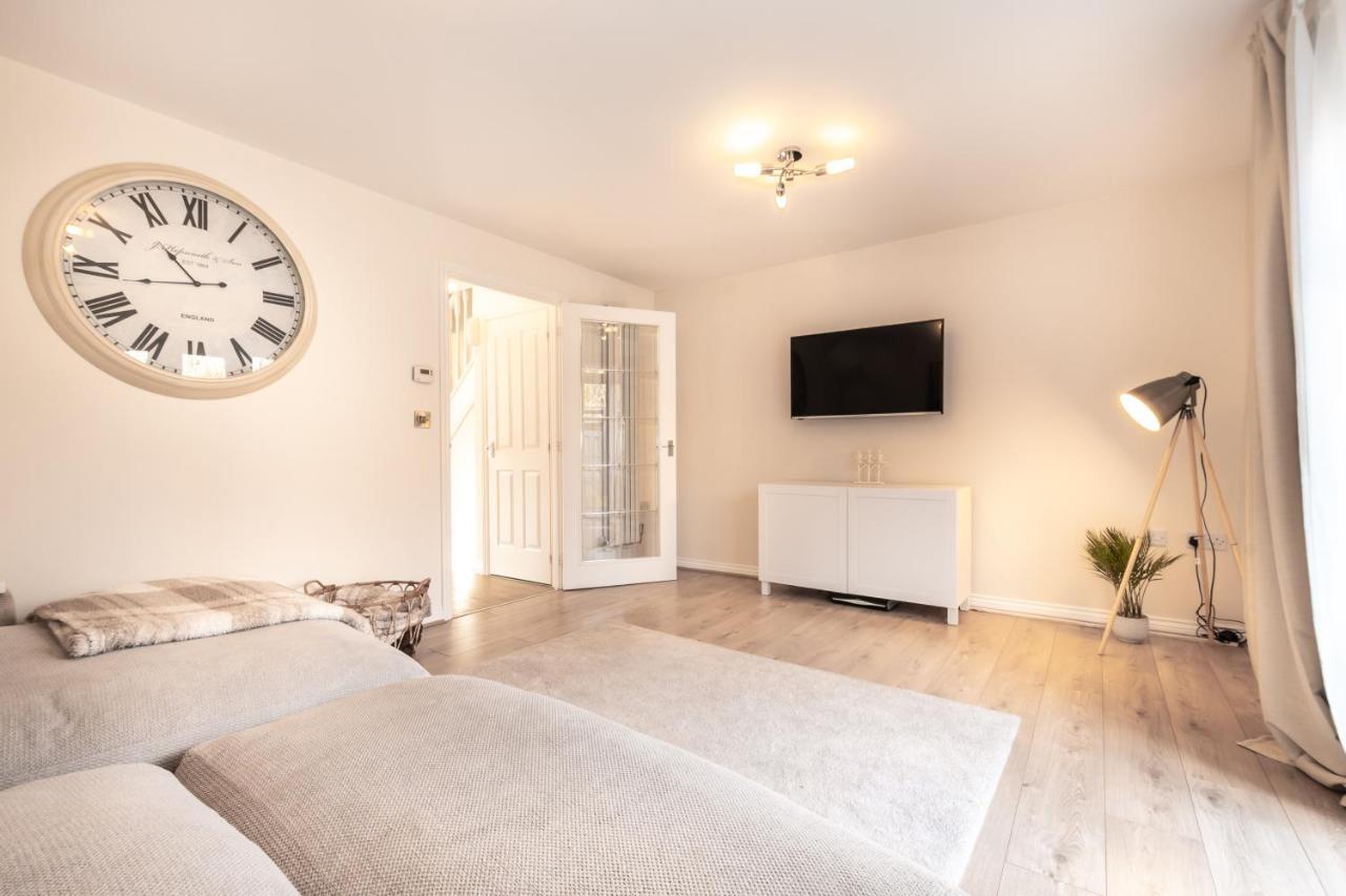 Cheerful 3 Bedroom House - Sleeps 7Alwalton エクステリア 写真