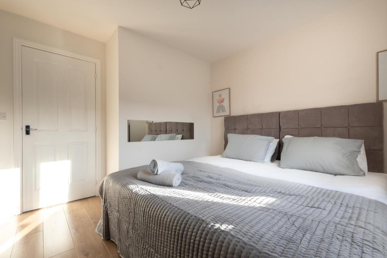 Cheerful 3 Bedroom House - Sleeps 7Alwalton エクステリア 写真