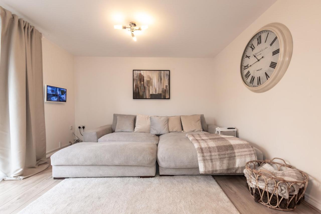 Cheerful 3 Bedroom House - Sleeps 7Alwalton エクステリア 写真