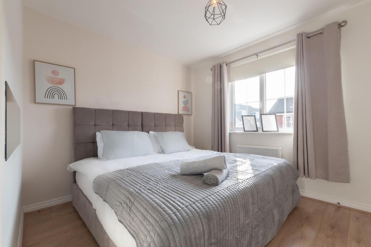 Cheerful 3 Bedroom House - Sleeps 7Alwalton エクステリア 写真