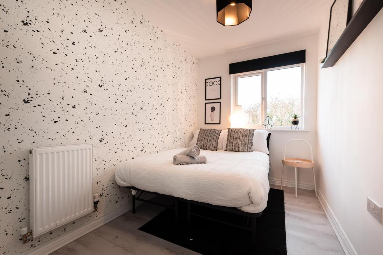 Cheerful 3 Bedroom House - Sleeps 7Alwalton エクステリア 写真