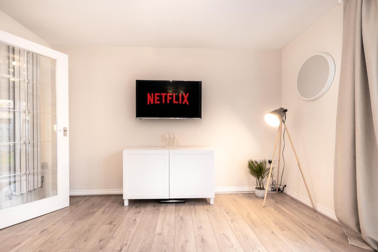 Cheerful 3 Bedroom House - Sleeps 7Alwalton エクステリア 写真