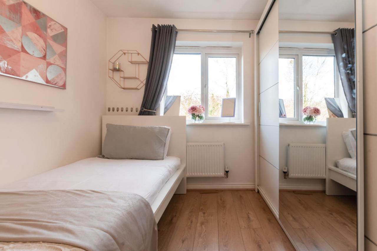 Cheerful 3 Bedroom House - Sleeps 7Alwalton エクステリア 写真