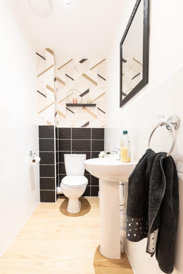 Cheerful 3 Bedroom House - Sleeps 7Alwalton エクステリア 写真