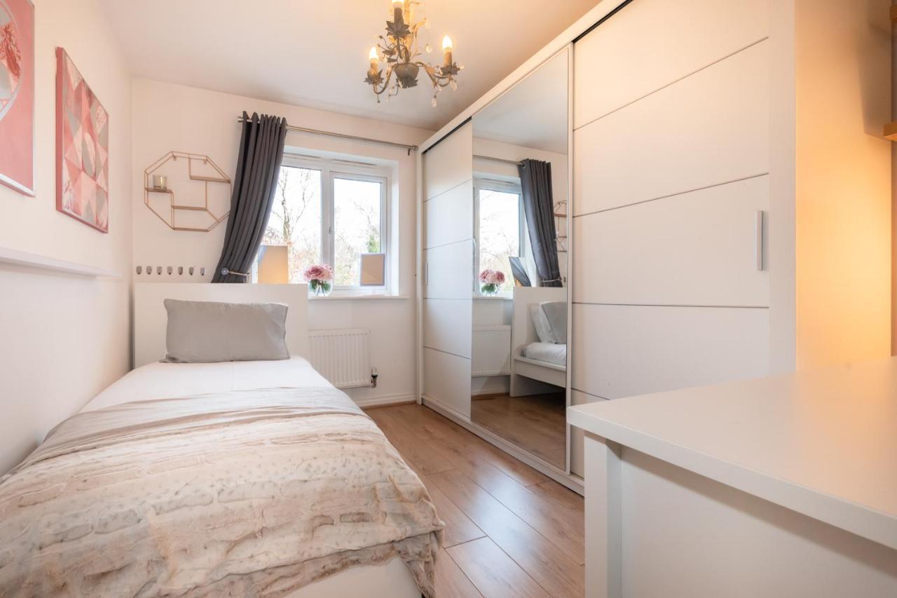 Cheerful 3 Bedroom House - Sleeps 7Alwalton エクステリア 写真