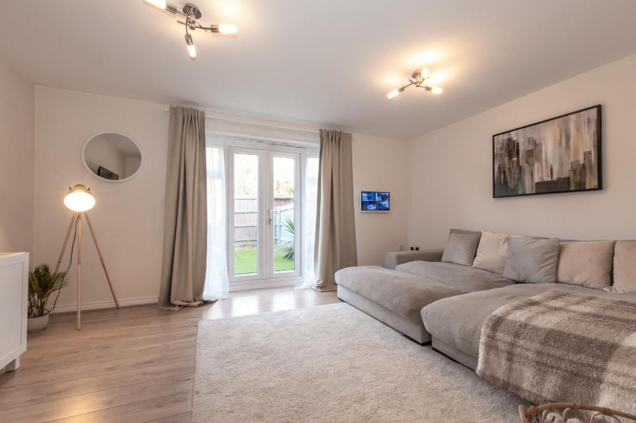 Cheerful 3 Bedroom House - Sleeps 7Alwalton エクステリア 写真