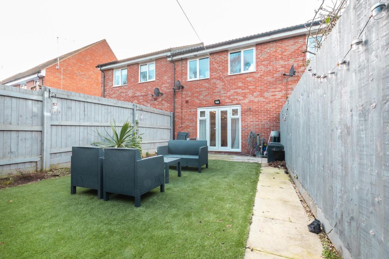 Cheerful 3 Bedroom House - Sleeps 7Alwalton エクステリア 写真