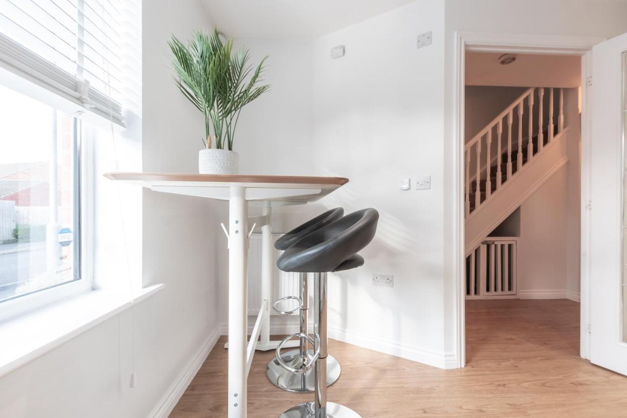 Cheerful 3 Bedroom House - Sleeps 7Alwalton エクステリア 写真