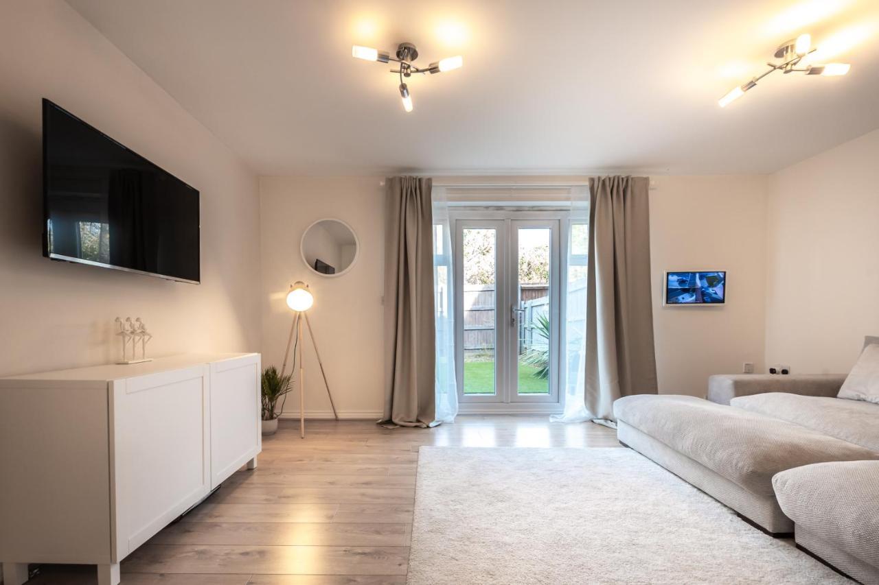 Cheerful 3 Bedroom House - Sleeps 7Alwalton エクステリア 写真