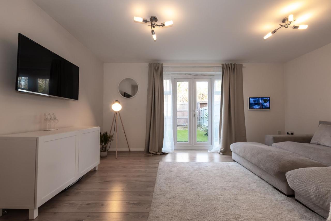Cheerful 3 Bedroom House - Sleeps 7Alwalton エクステリア 写真